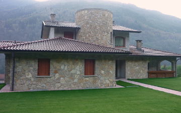 Rivestimento Villa con lavorazione Pietra di Credaro a secco a mosaico