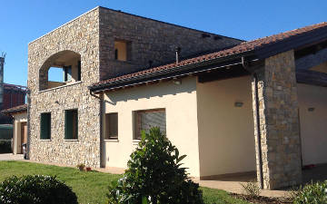 Rivestimento Villa con lavorazione Pietra di Credaro rustica