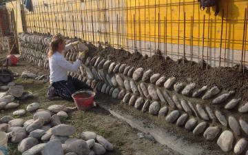 Rivestimento muro con ciottoli di fiume lavorati a lisca di pesce